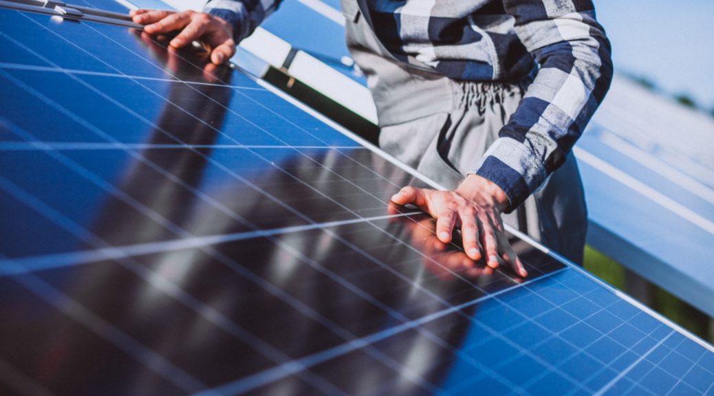 Onduleurs solaires et gestion domotique : une synergie pour réduire votre empreinte carbone !