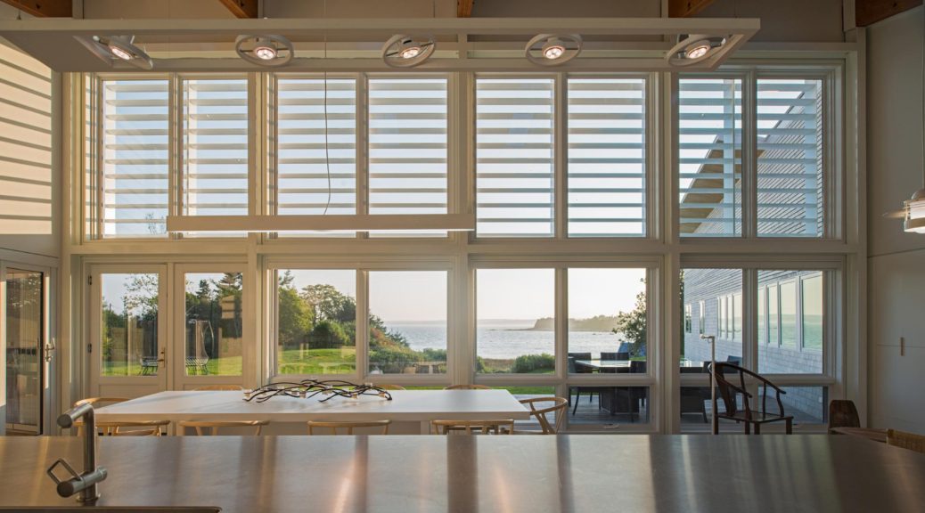 Intimité et obscurité : pourquoi choisir des volets roulants occultants ?