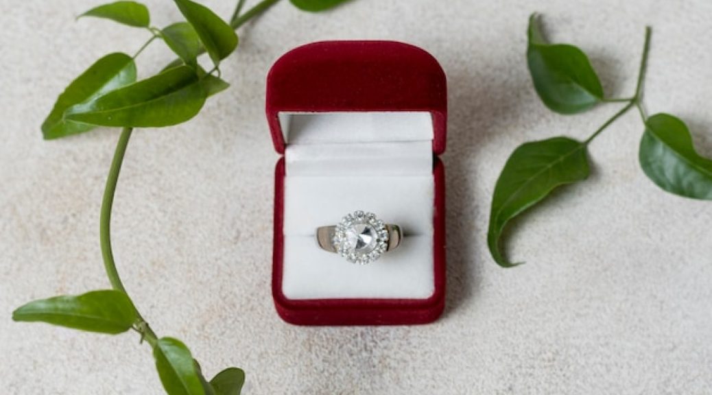 Pourquoi la bague Cartier reste un bijou emblématique à travers le temps ?