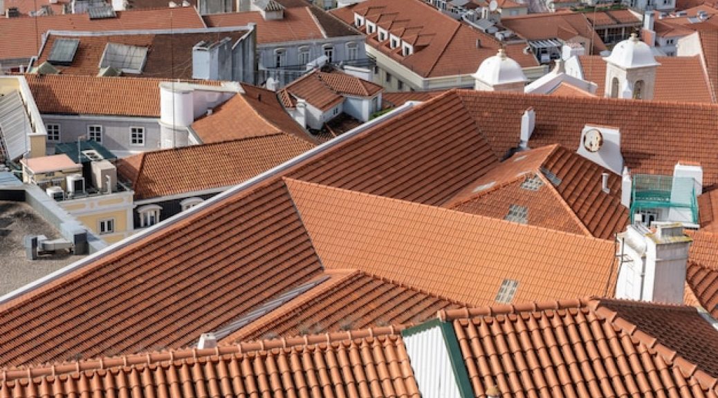 La pose de solin sur un mur crépi par un couvreur qualifié : enjeux et bonnes pratiques